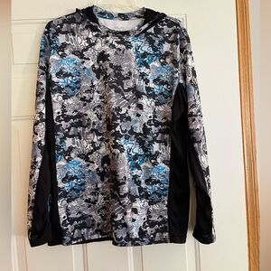 Men’s Huk Icon X tide change hooded camo performance fishing shirt. Size medium